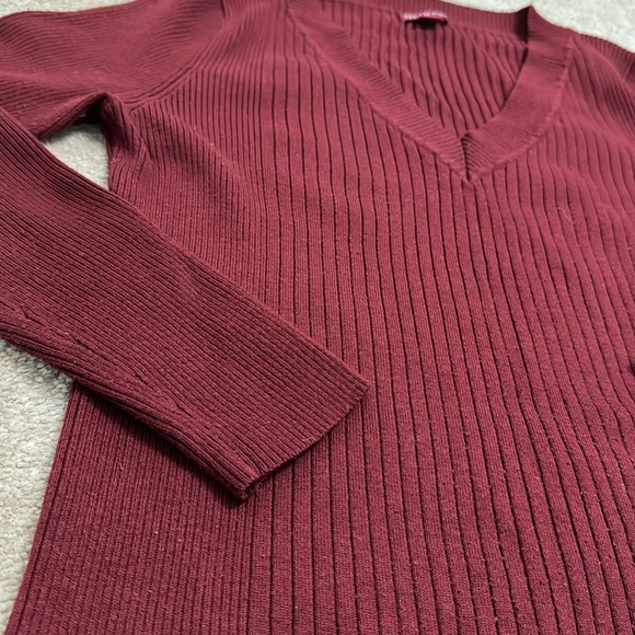 V-neck Full Sleeve Sweater - Size: Medium, Colour: Dark Red - Picture 3 of 3